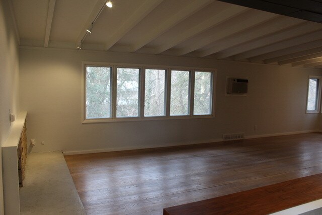 Foto del edificio - Updated 4 bed/2 bath Mid-Century Home - Pr...