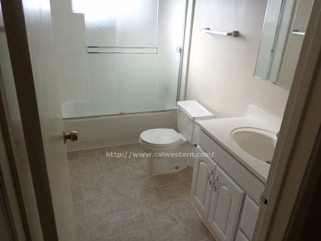Building Photo - 827 Hillsdale Ave