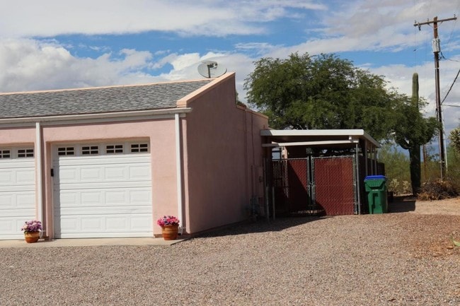 Building Photo - 626 W Las Lomitas