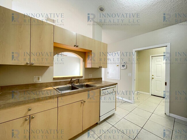 Building Photo - 2 Bedroom, 2 Bath Duplex with 1 Car Garage...