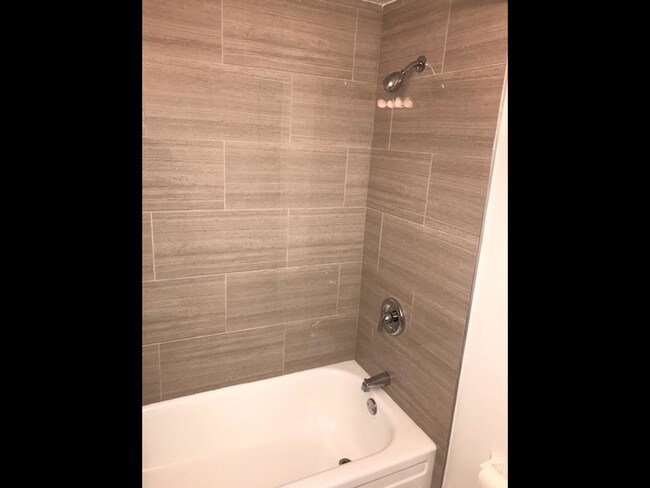 Foto del edificio - 1458 W 114th St