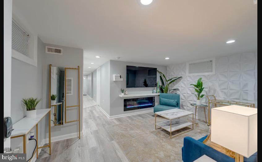 Foto principal - 325 57th St NE