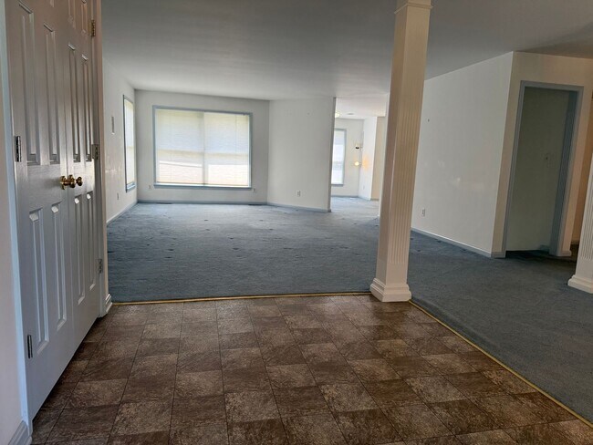 Foto del edificio - 3 bedroom 2.5 bath house with basement