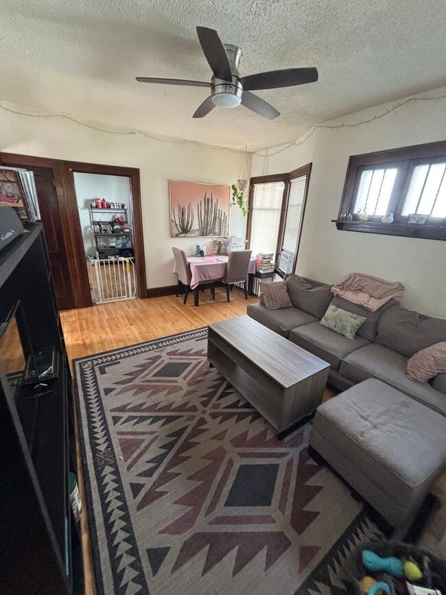 Building Photo - Spacious 3 Bedroom 2 Bath Unit in Northeas...