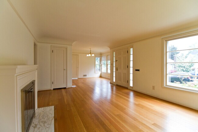 Building Photo - Adorable Beaumont Home with Den, Covered Patio, A/C & Laundry!