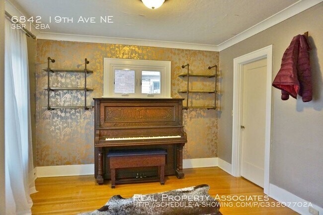 Building Photo - Renovated Craftsman with all the Charm!