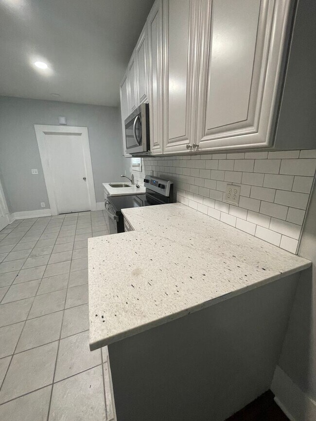 Building Photo - 3/2 Single Family Home in NORTH SPRINGFIEL...