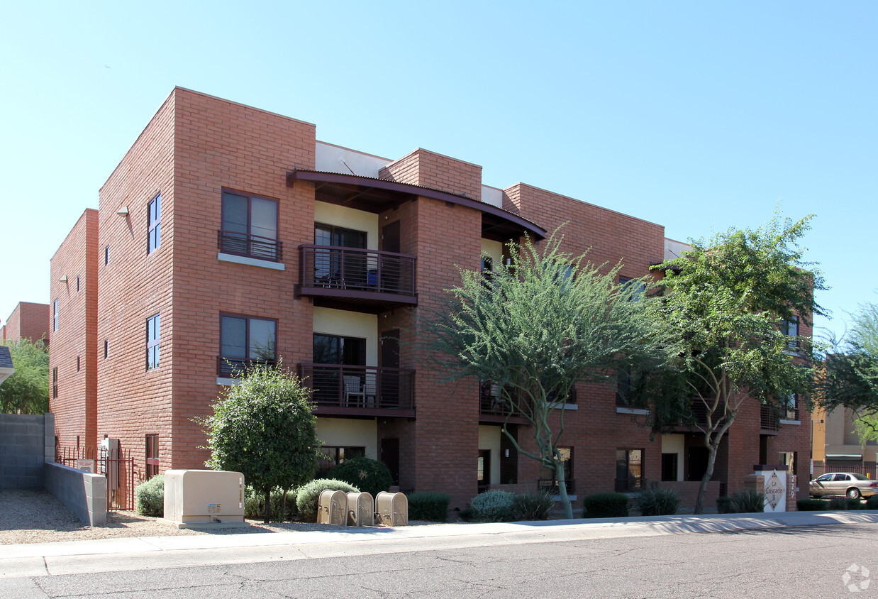 Primary Photo - La Cascada II Apartments