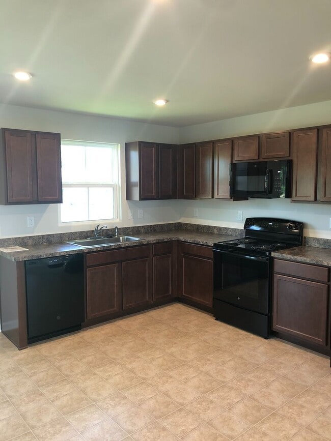 Building Photo - Beautiful 3- Bedroom Townhome For Rent in ...
