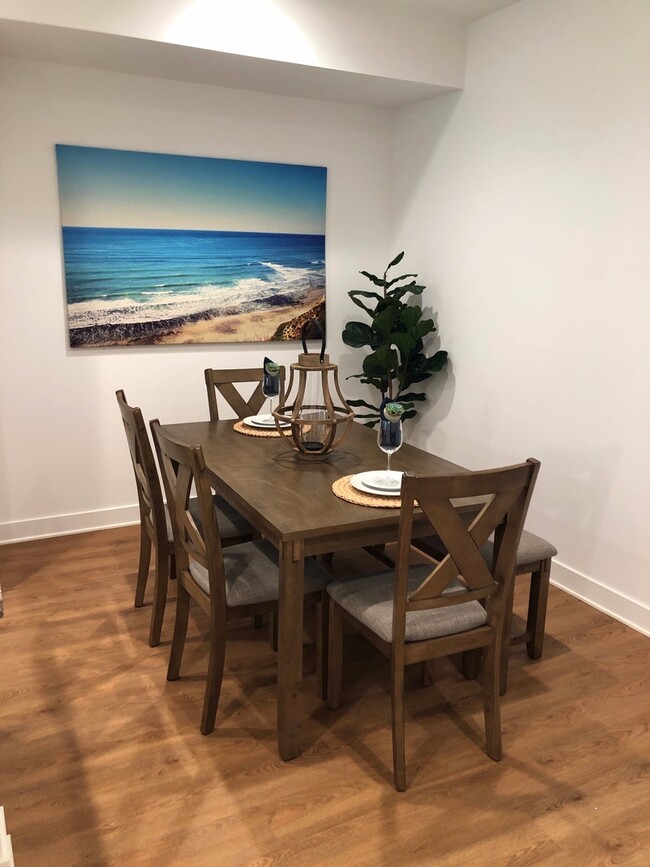 Foto del edificio - Gorgeous 4 bed/4 bath w/2 car garage in new community w/pool less than 1 mile to the beach!