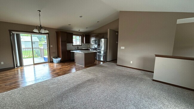 Building Photo - Beautiful and Spacious 4 Bedroom 3 Bath Av...