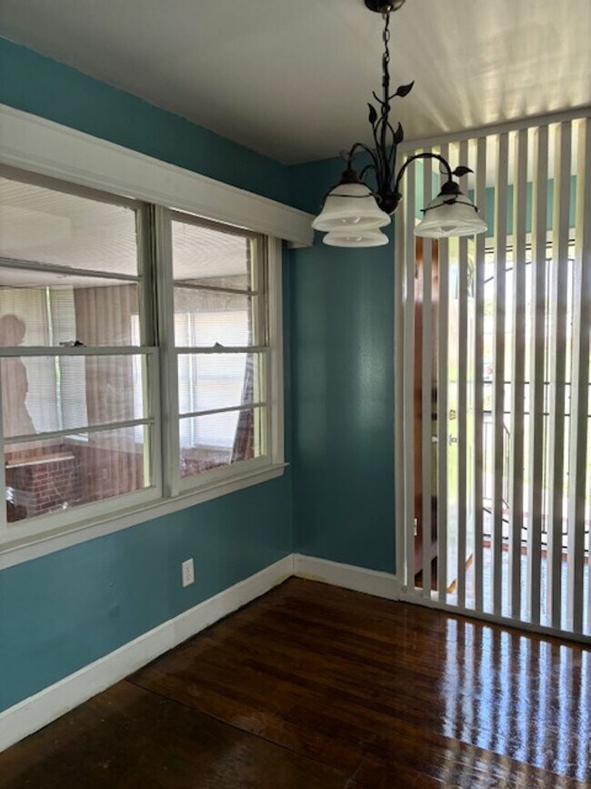Foto del edificio - 3-Bedroom 1.5-bath brick home