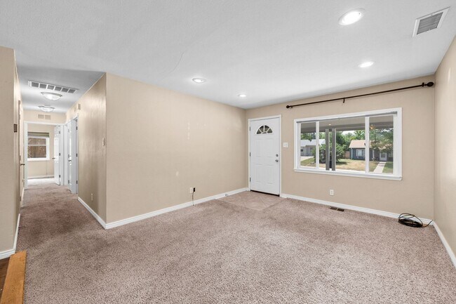 Building Photo - 3 Bedroom in Prime Location!