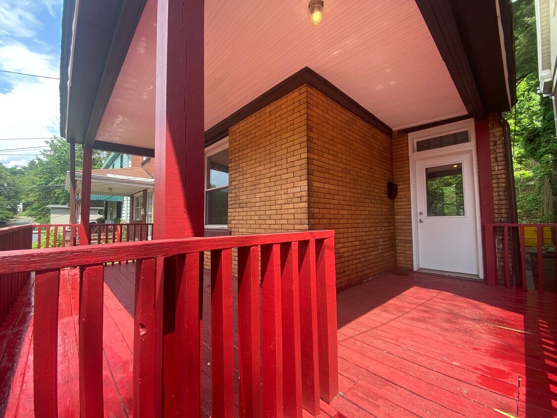 Primary Photo - Don't miss this 4 bedroom Home