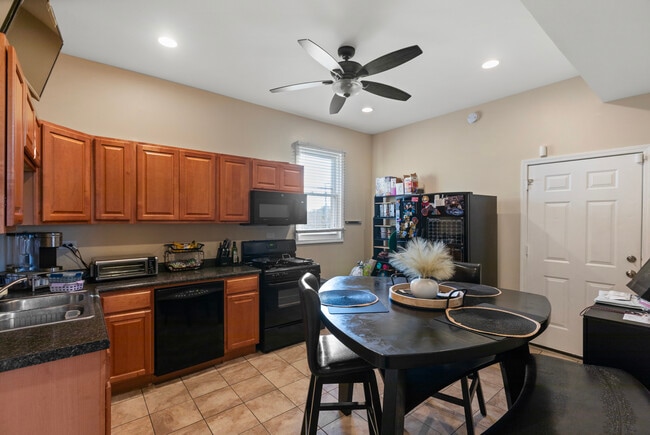 Foto del edificio - 2028 N Hamlin Ave