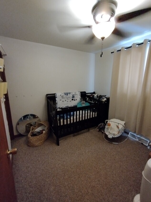 Dormitorio con armario pequeño - 704 Ware St