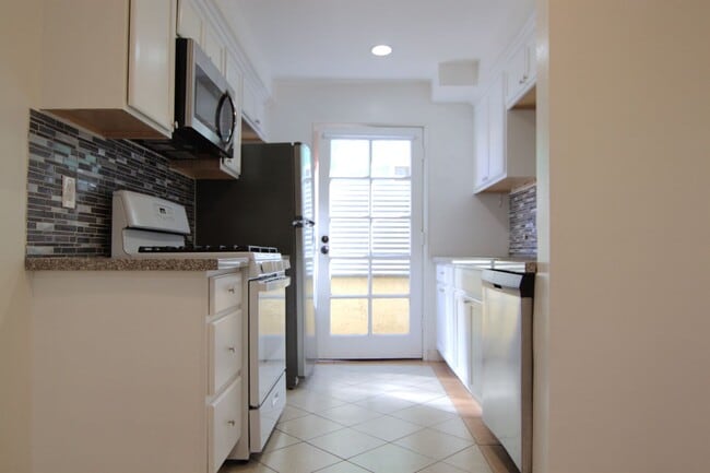 Building Photo - Charming 1-Bedroom Condo with Fireplace & Private Balcony – Gated Community
