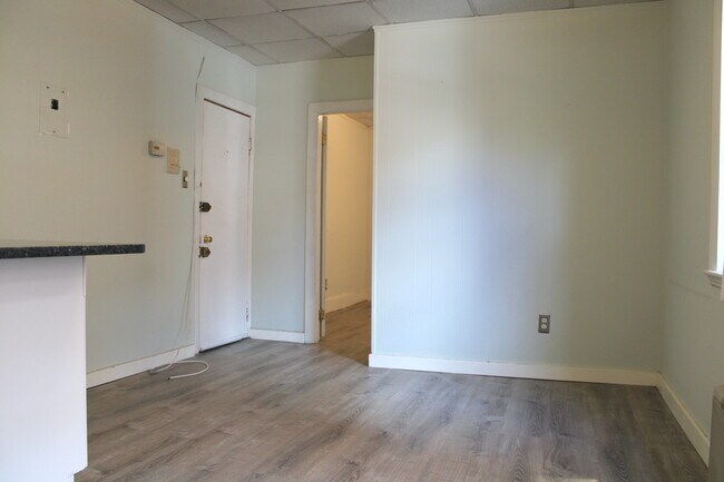 Building Photo - 10 Henchman St