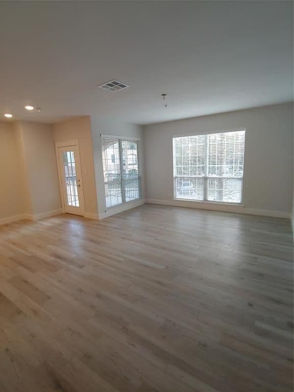 Foto del edificio - 6607 Lake Woodlands Dr