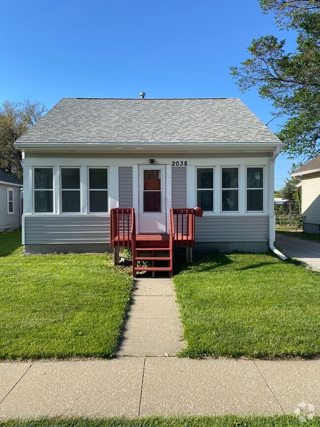 Building Photo - 2038 Maple St