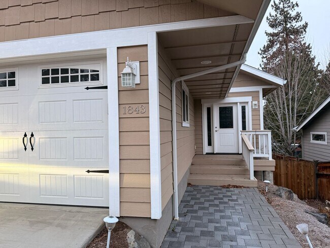 Foto del edificio - Dual Primary Suite's. 2 Bedroom / 2.5 Bathroom Single Level Home in NE Bend