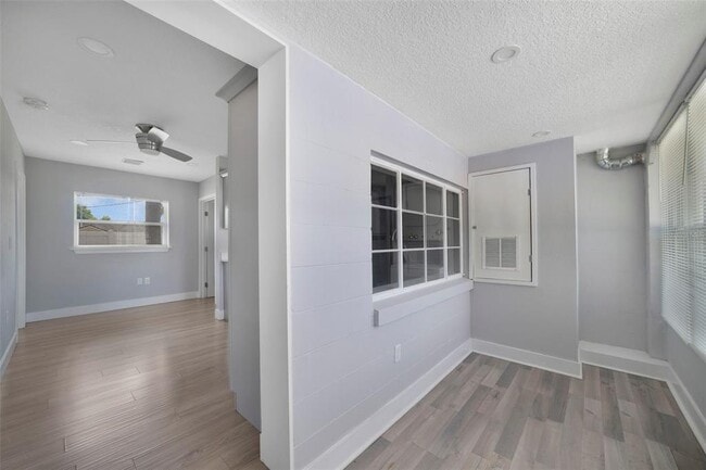 Building Photo - 4521 Edgewater Dr