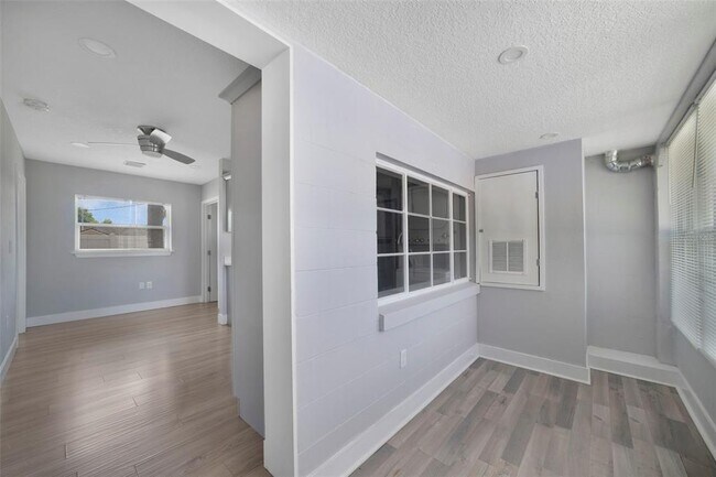 Foto del edificio - 4521 Edgewater Dr