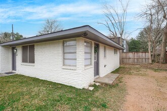 Building Photo - 309 S Magnolia St