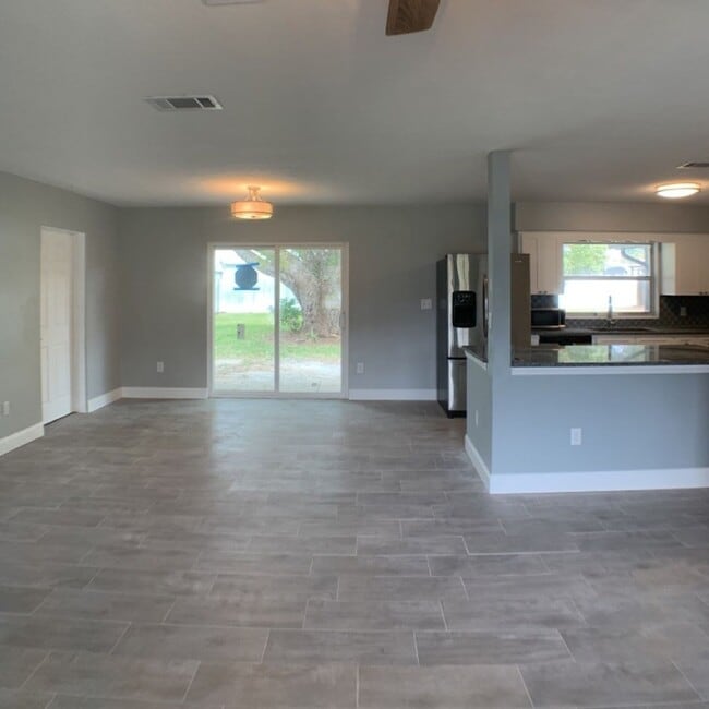 Building Photo - Charming & Spacious 4 Bedroom + Bonus Room...