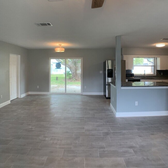 Foto del edificio - Charming & Spacious 4 Bedroom + Bonus Room...