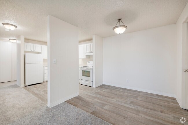 The B1.3 - 2BR, 1BA - 910SF - Cocina/comedor - The Village at SoTa