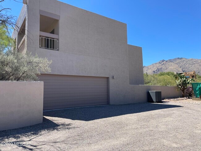 Foto del edificio - 5625 N Wilmot Rd