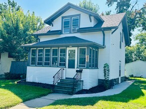 Building Photo - 1802 Ross Ave E