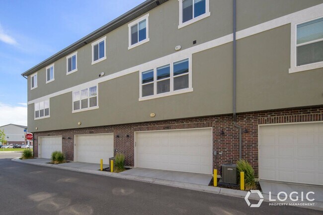 Building Photo - Beautiful Townhome in Herriman UT