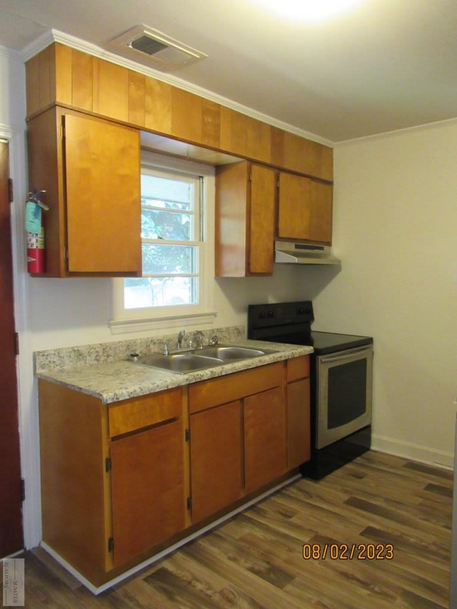 Building Photo - 326 W Hampton Ave