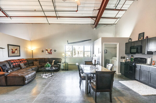 Building Photo - 800 Oak St