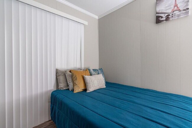 Foto del edificio - Spacious Updated Home, a 5 minute walk to bus 186.