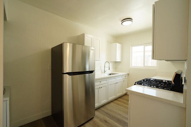 Foto del edificio - 3447-3449 Dwight Ave