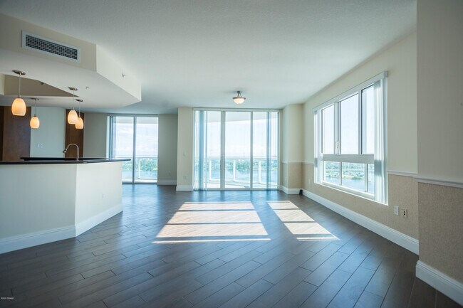 Building Photo - 241 Riverside Dr