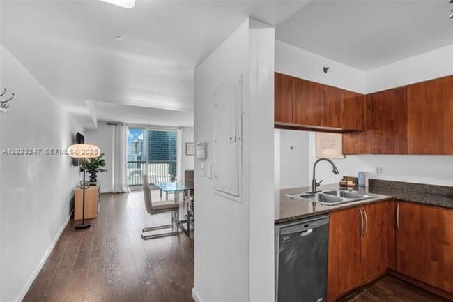 Building Photo - 1200 Brickell Bay Dr