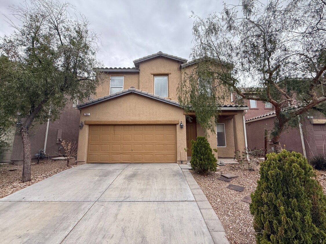 Foto principal - Spacious 4-Bedroom Home for Rent