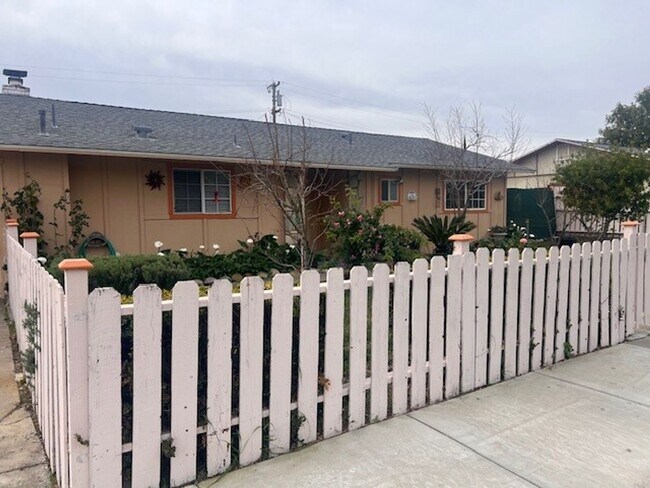 Foto del edificio - Charming Home with Expansive Yard, Fruit Trees & RV Parking