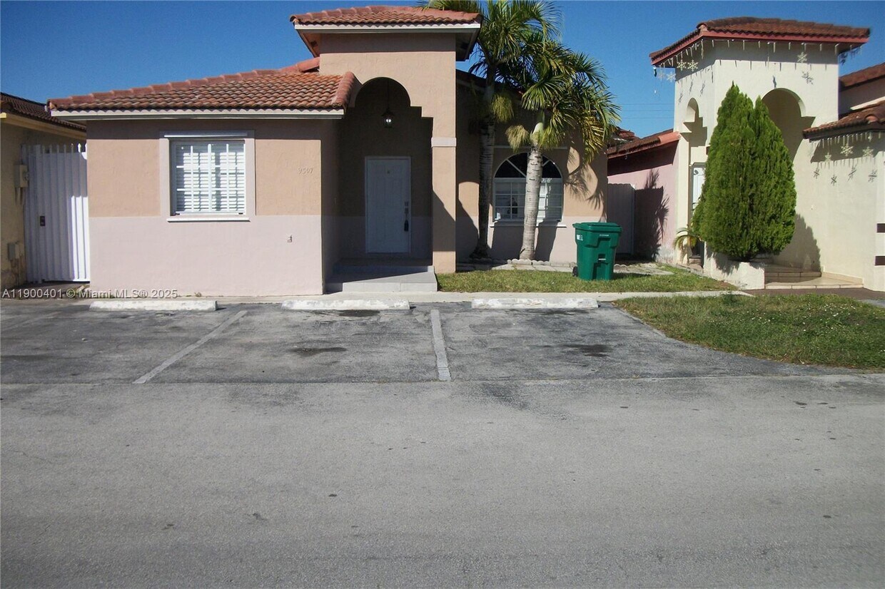 Foto principal - 9307 NW 121st St