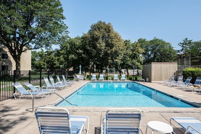 Foto del edificio - Cedarwood Condo For Rent! Underground Park...