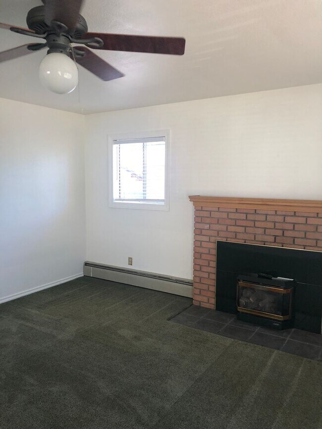 Building Photo - 2 Bed 1 Bath House with Garage