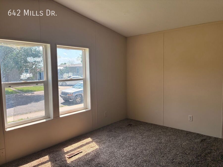 Foto del edificio - 642 N Mills Dr