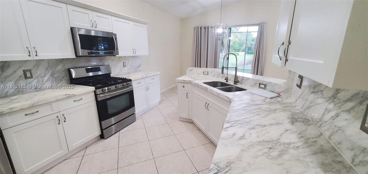 Foto principal - 6644 SW 194th Ave