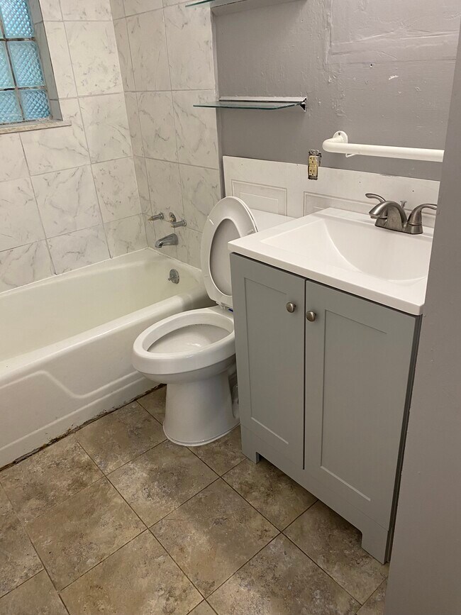 Baño - 1024 Lawndale St