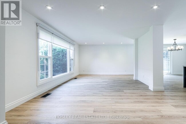 Building Photo - 33 Forestbrook Crescent