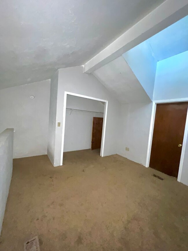 Building Photo - Great 2BD/2BA townhome! Brand new CARPET